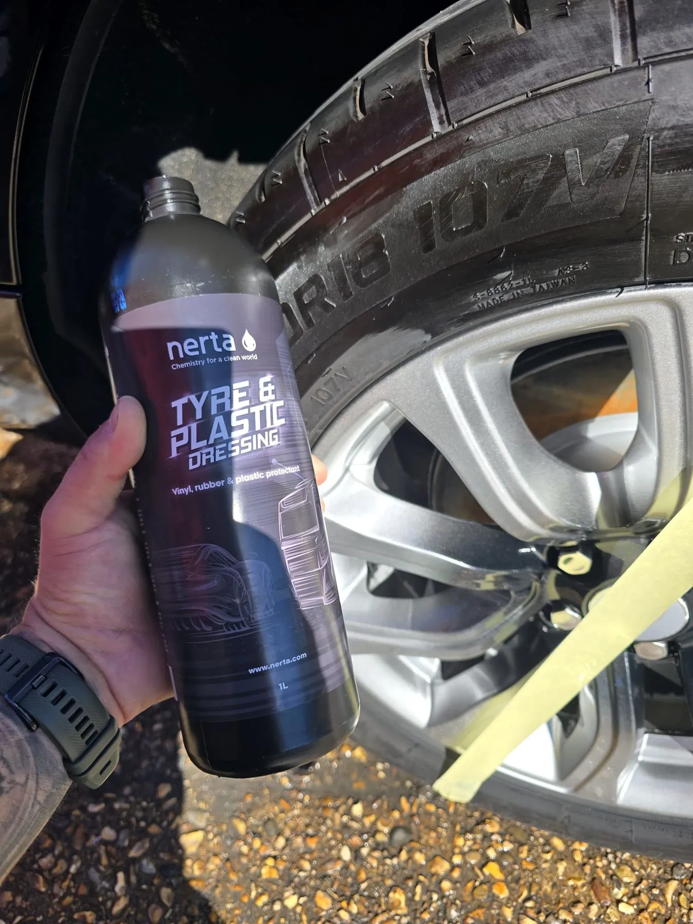 Nerta Tyre & Plastic Dressing 1 L bottle next to a dressed tyre